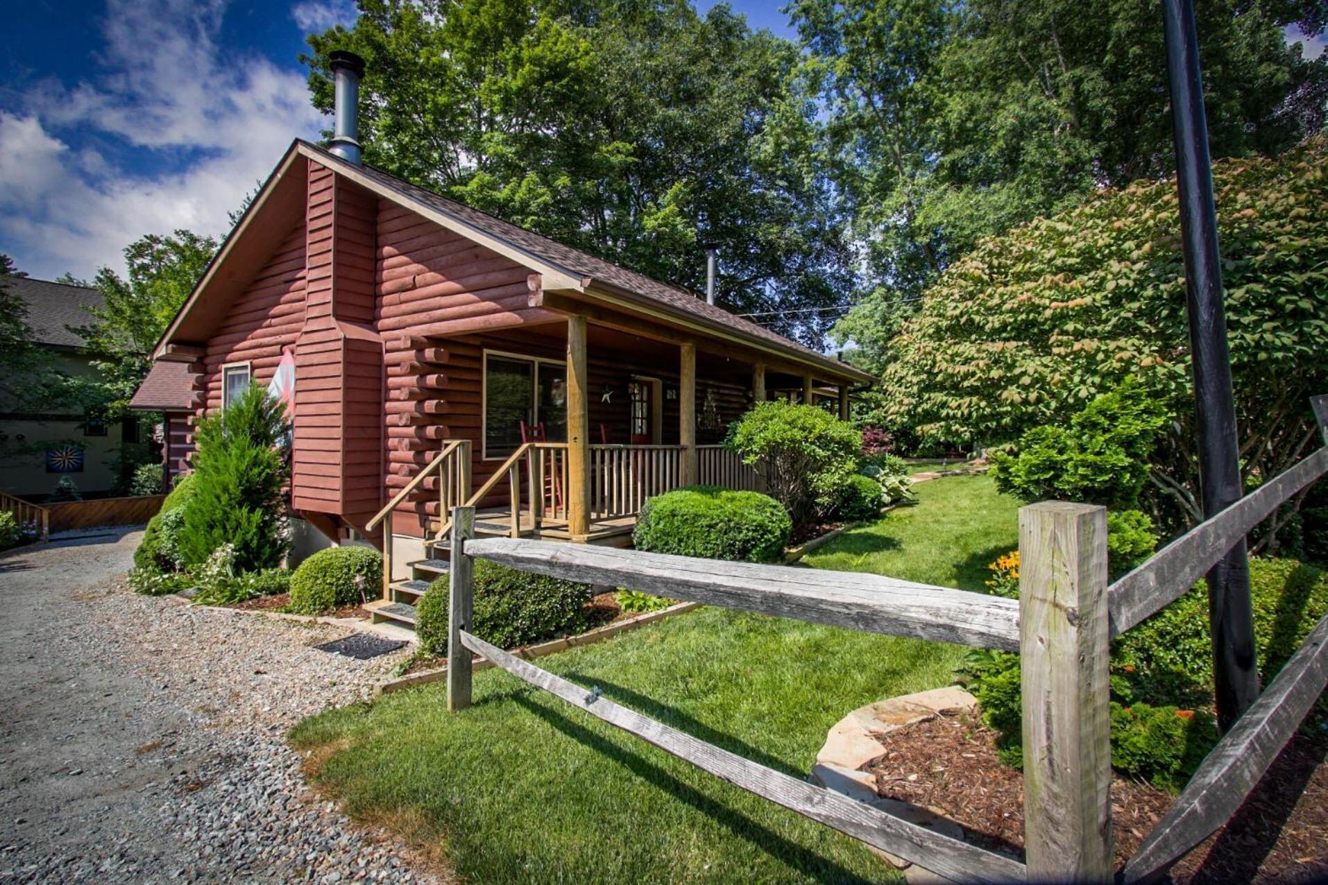 Mountainaire Inn And Log Cabins ブローイング・ロック エクステリア 写真
